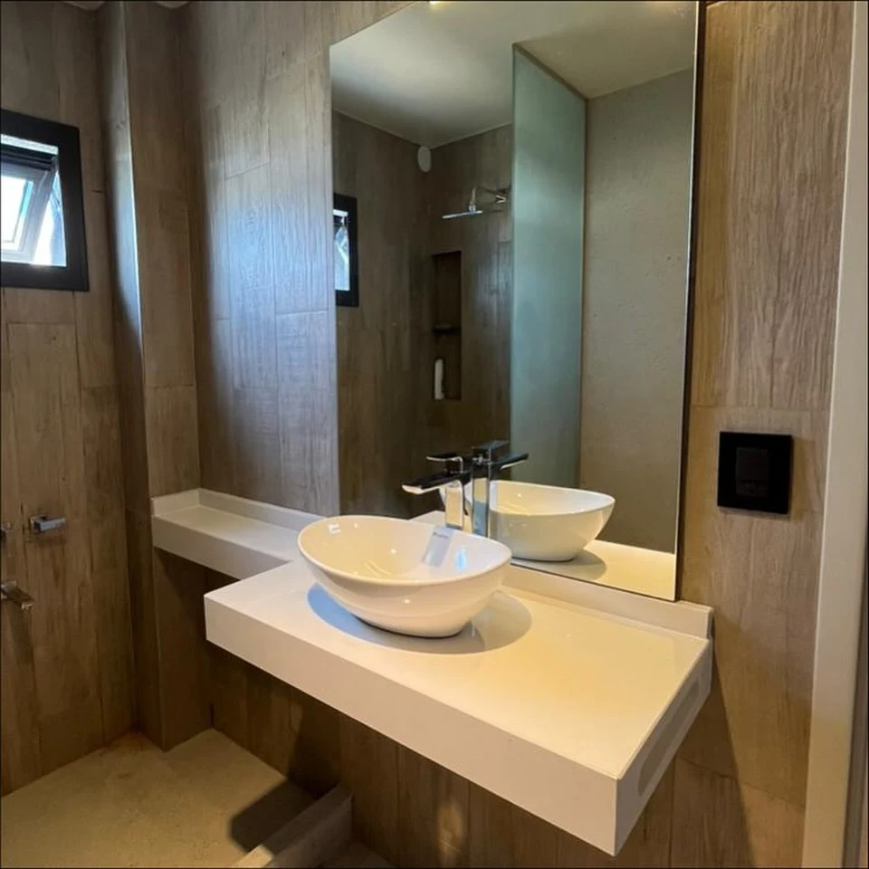 Mesada de baño en cuarzo blanco con bacha de apoyo